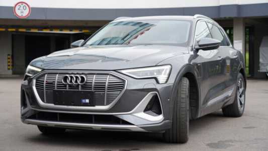 Audi e-tron , 2023, пробег 14000 км Audi e-tron , 2023, пробег 14000 км