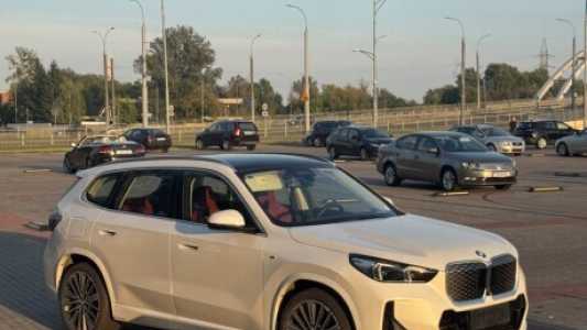 BMW iX1 , 2023, пробег 1000 км