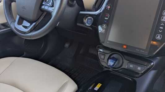 Toyota Prius IV (XW50) Рестайлинг, 2019, пробег 33000 км Toyota Prius IV (XW50) Рестайлинг, 2019, пробег 33000 км