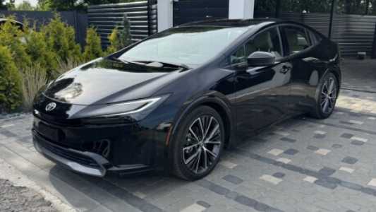 Toyota Prius V (XW60), 2023, пробег 7500 км Toyota Prius V (XW60), 2023, пробег 7500 км