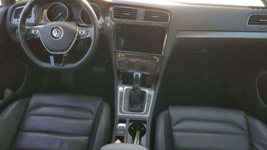 Volkswagen e-Golf VII Рестайлинг, 2018, пробег 125000 км Volkswagen e-Golf VII Рестайлинг, 2018, пробег 125000 км