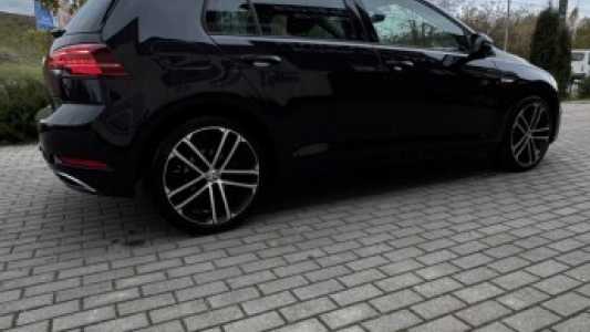 Volkswagen e-Golf VII Рестайлинг, 2019, пробег 49000 км Volkswagen e-Golf VII Рестайлинг, 2019, пробег 49000 км