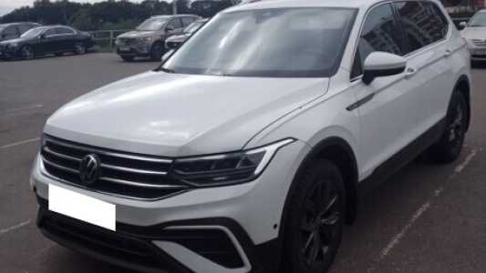 Volkswagen Tiguan Allspace II Рестайлинг, 2021, пробег 30000 км Volkswagen Tiguan Allspace II Рестайлинг, 2021, пробег 30000 км