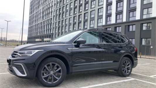 Volkswagen Tiguan Allspace II Рестайлинг, 2023, пробег 8500 км Volkswagen Tiguan Allspace II Рестайлинг, 2023, пробег 8500 км