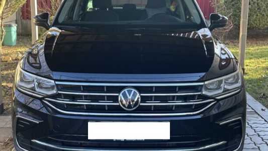 Volkswagen Tiguan II Рестайлинг, 2021, пробег 74000 км Volkswagen Tiguan II Рестайлинг, 2021, пробег 74000 км