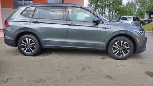 Volkswagen Tiguan II Рестайлинг, 2023, пробег 2500 км Volkswagen Tiguan II Рестайлинг, 2023, пробег 2500 км