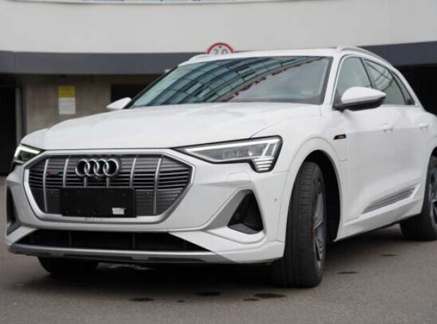 Audi e-tron , 2023, пробег 19000 км Audi e-tron , 2023, пробег 19000 км
