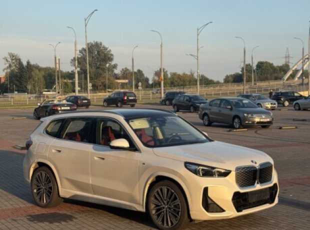 BMW iX1 , 2023, пробег 1000 км