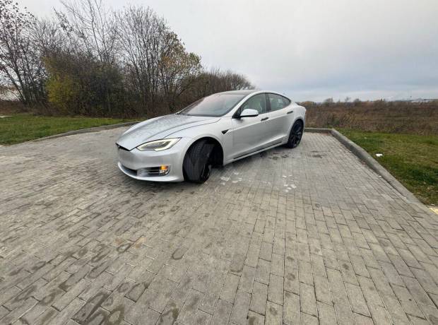 Tesla Model S I Рестайлинг