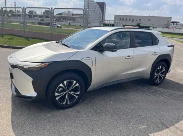 Toyota BZ4X , 2023, пробег 1020 км