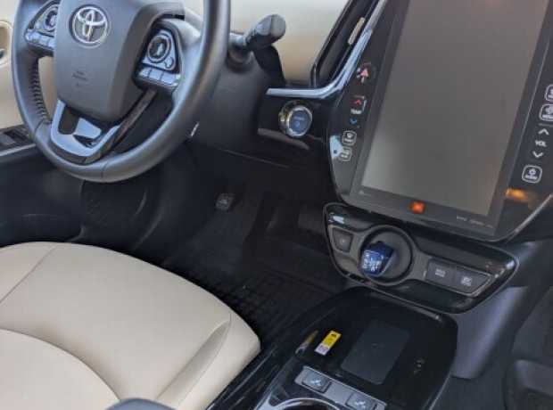 Toyota Prius IV (XW50)  Рестайлинг, 2019, пробег 33000 км