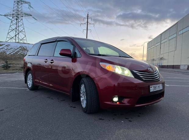 Toyota Sienna III (XL30) Рестайлинг