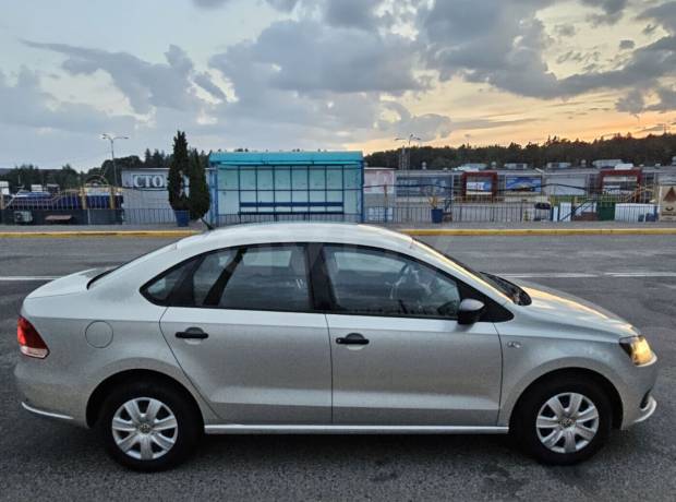 Volkswagen Polo Sedan I