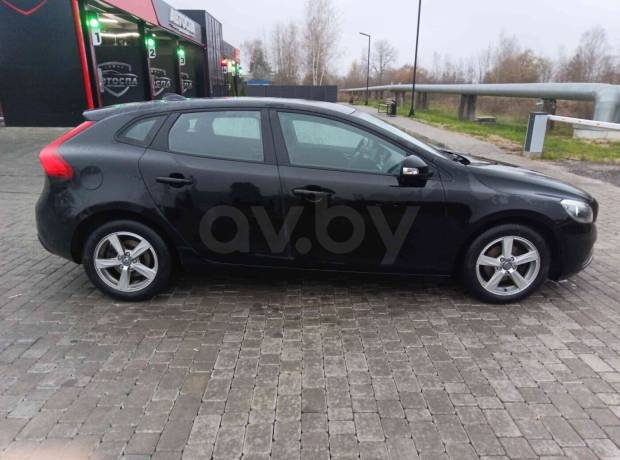 Volvo V40 II