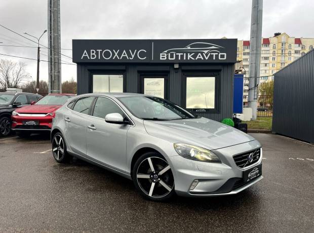 Volvo V40 II