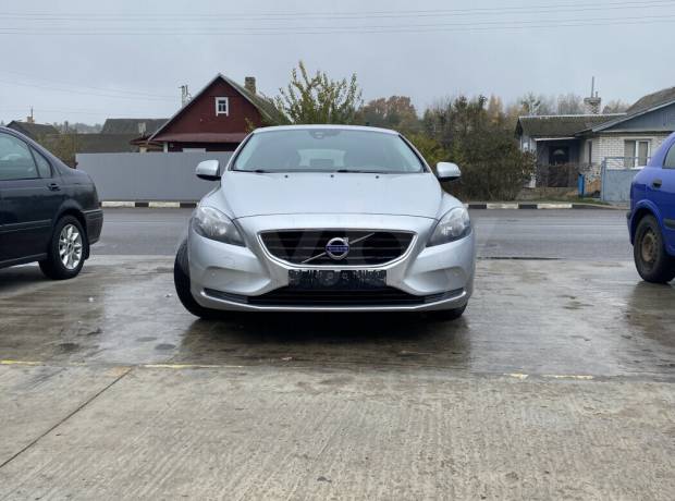 Volvo V40 II