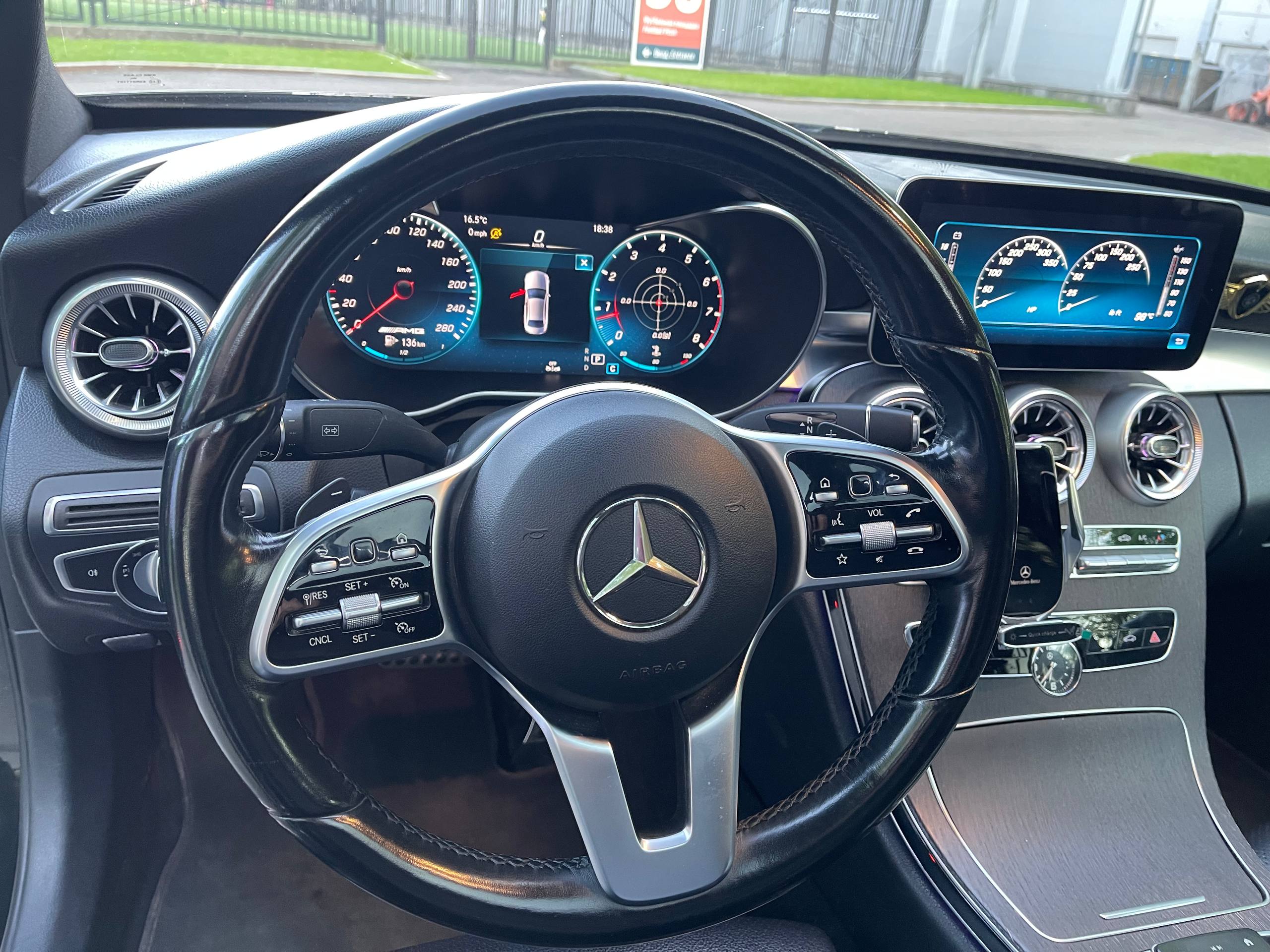 Mercedes-Benz C-класс, рулевое колесо и цифровая панель